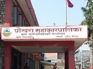 सडक मापदण्डभित्र पर्ने संरचनामा डोजर लगाउँदै पोखरा महानगरपालिका